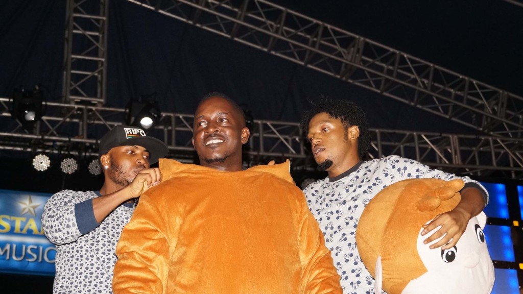 MI undresses His Mascot Uniform