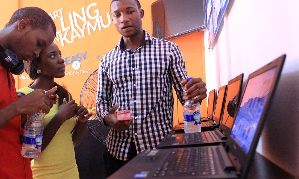 Guests-exploring-Kaymu-Village